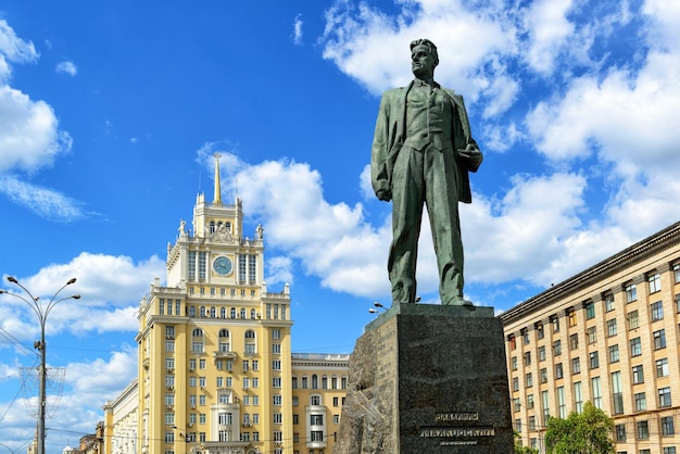 Monumento al poeta Vladimir Mayakovsky y Hotel Beijing Moscú