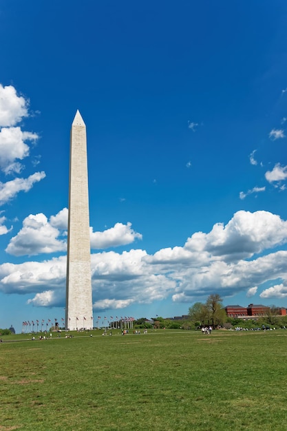 El monumento al primer presidente estadounidense George Washington se completó e inauguró el 9 de octubre de 1888. Se ubica en la capital de los EE. UU., Washington DC