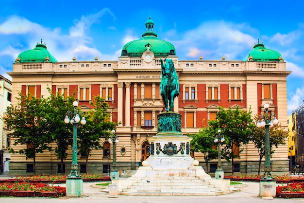 Monumento al príncipe Mihailo en el fondo del edificio del Museo Nacional de Belgrado