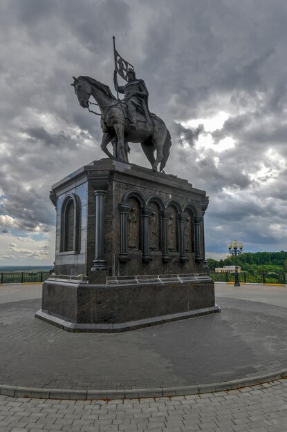 Monumento al príncipe Vladimir y San Fedor en el parque llamado después de A Pushkin Vladimir Rusia
