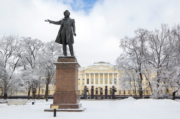 Monumento a Aleksander Pushkin en la Plaza de las Artes en invierno, San Petersburgo, Rusia.