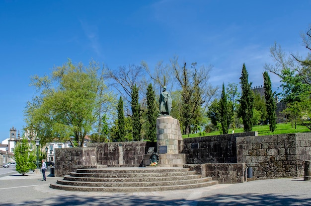 Monumento a Alfonso Enrique II y al fondo el Castillo en el centro de Guimaraes