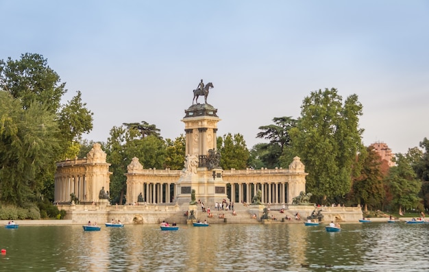 Foto monumento a alfonso xii en el parque del buen retiro, madrid