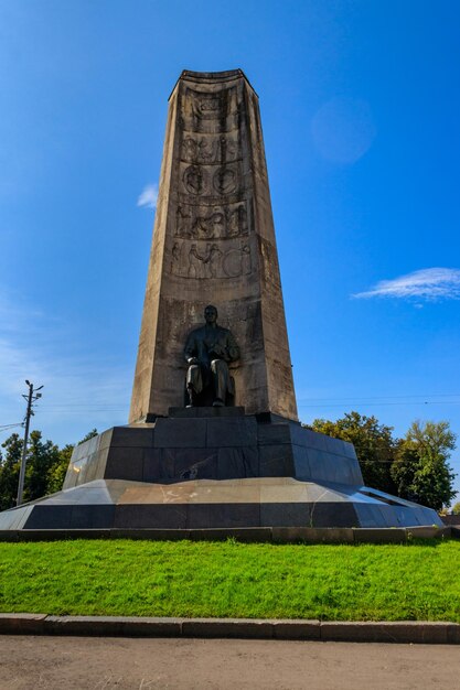 Monumento ao 850º aniversário da cidade de Vladimir na Praça da Catedral em Vladimir Rússia