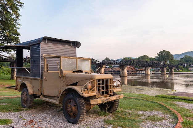 Monumento ao antigo jipe SUV do exército americano na ponte do rio Kwai em Kanchanaburi, na Tailândia