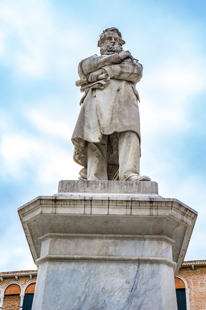 Monumento ao lingüista italiano Niccolo Tommaseo em Veneza, Itália, por Francesco Barzaghi em 1882