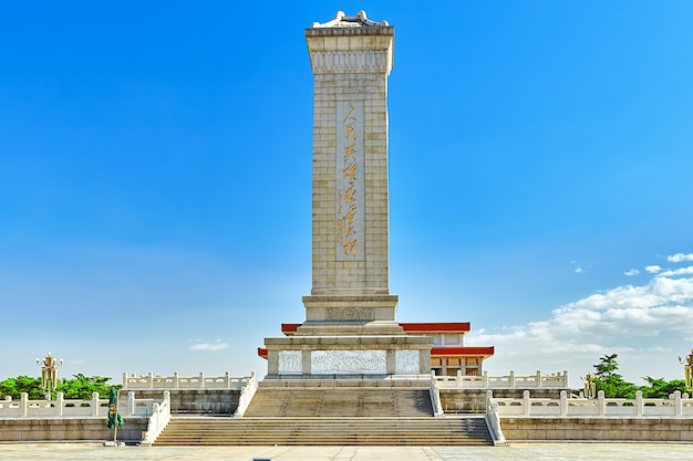 Monumento aos Heróis do Povo na Praça Tian'anmen - a terceira maior praça do mundo, Pequim, China.