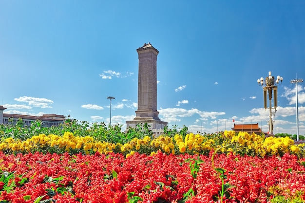 Monumento aos Heróis do Povo na Praça Tian'anmen - a terceira maior praça do mundo, Pequim, China.