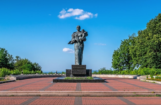 Monumento aos soldados mortos no Memorial Park em Kaniv, Ucrânia, em um dia ensolarado de verão