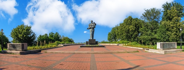 Monumento aos soldados mortos no Memorial Park em Kaniv, Ucrânia, em um dia ensolarado de verão