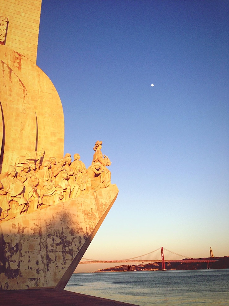 Foto monumento às descobertas e rio tejo
