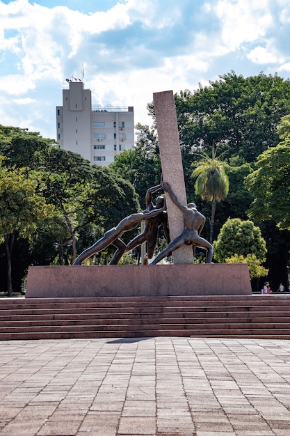 Monumento às Três Corridas na Praça Dr. Pedro Ludovico Teixeira