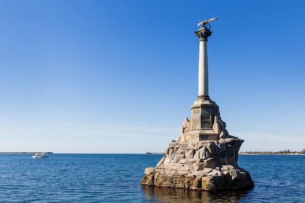 Monumento a los barcos rusos hundidos para obstruir la entrada a la bahía de Sebastopol.