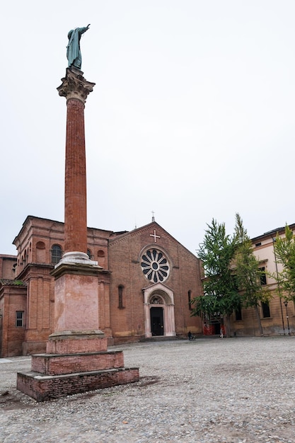 Monumento y Basílica de San Domenico en Bolonia