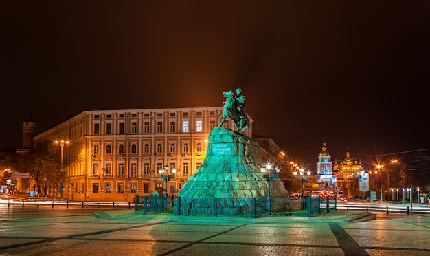 El monumento de Bogdan Khmelnitsky y el monasterio de Mikhailovsky en Kiev