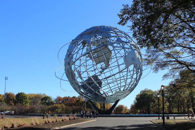 Foto monumento a la bola del mundo en nueva york
