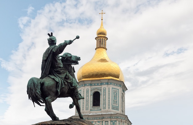 Monumento de bronce a Bogdan Khmelnitsky en Kiev