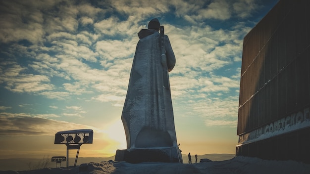 Monumento de Bug Giant Alyosha, Murmansk. Punto de referencia en Sunset Evening nubes cielo