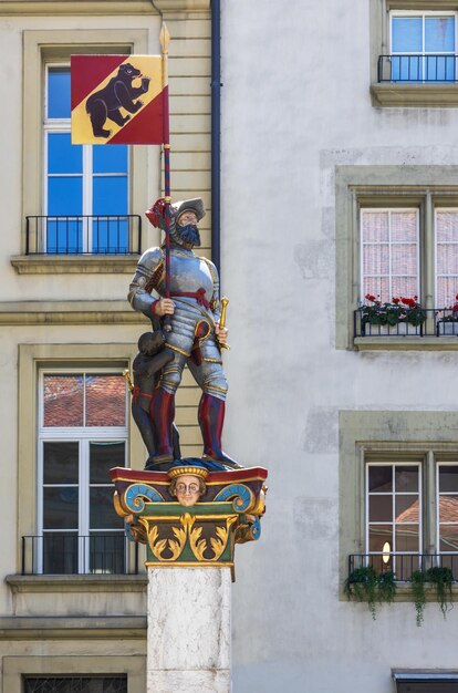 Monumento con un caballero suizo que lleva un estandarte de Berna