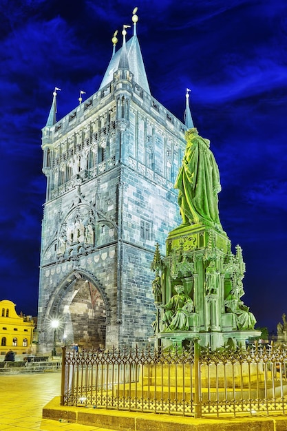 Foto monumento a carlos iv cerca de la plaza de la iglesia de san francisco de asís en praga