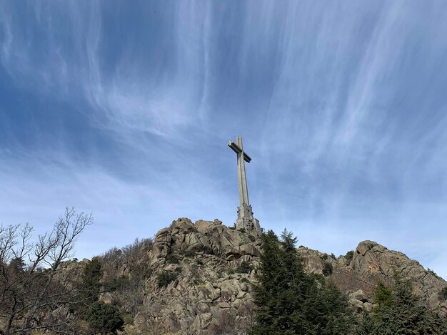 Foto monumento católico da cruz e da montanha