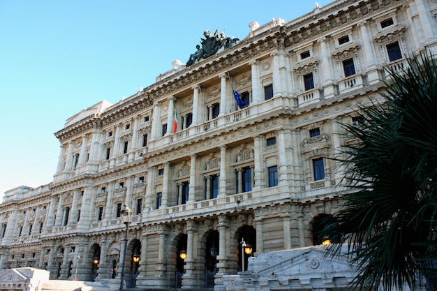 Monumento a Cavour en la plaza de su nombre con corte en Roma Italia