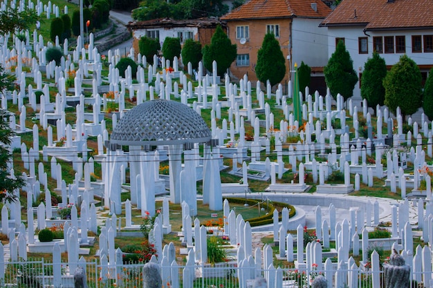 Foto monumento y cementerio de srebrenicapotocari para las víctimas de la masacre contra los musulmanes en bosnia