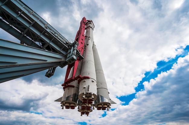 Foto monumento del cohete espacial ruso vostok contra un cielo con nubes