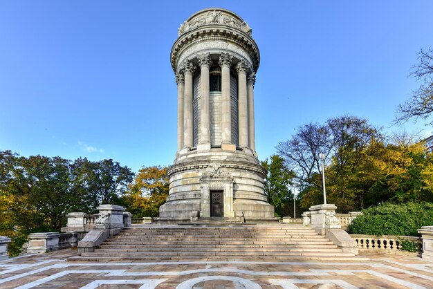 Foto el monumento conmemorativo de soldados y marineros en riverside park en el upper west side de manhattan, nueva york, conmemora a los soldados y marineros del ejército de la unión que sirvieron en la guerra civil americana.