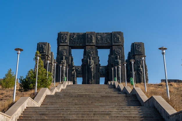 Monumento conocido como la crónica de Georgia o el memorial de la historia de Georgia, en Tbilisi