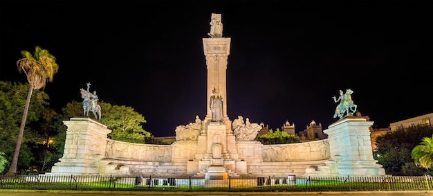 Foto monumento de la constitución de 1812 en cádiz - españa, andalucía