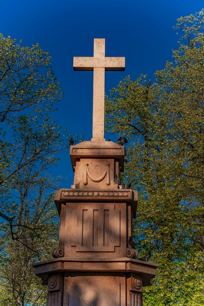 Monumento de la cruz a la Santísima Trinidad en honor al primer levantamiento serbio en la Plaza del Rey Pedro en Pancevo, Serbia