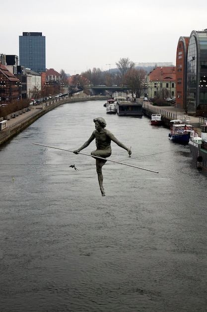 Monumento cruzando el río en Bydgoszcz