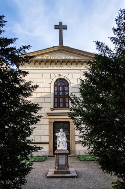 El monumento cultural de la Tumba de Dietrichstein con la Iglesia de Santa Ana Mikulov Moravia República Checa día soleado de verano