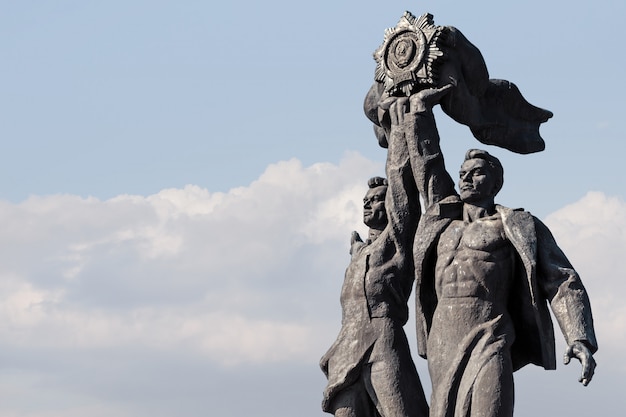 Foto monumento da amizade das nações em kiev