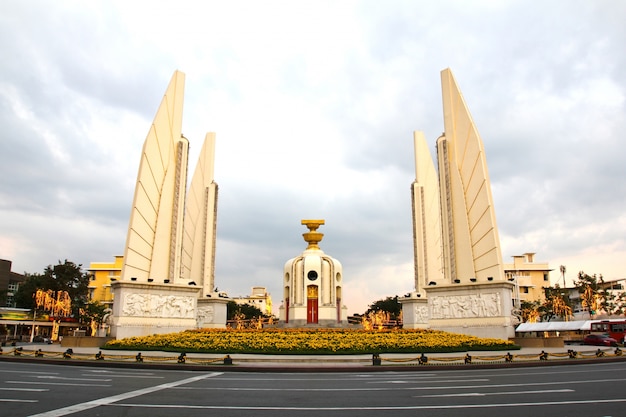 Monumento da democracia ao entardecer, banguecoque, tailândia.