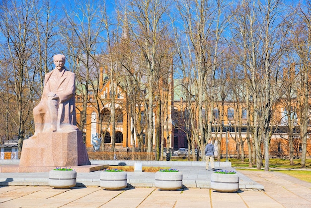 Monumento da floresta tropical Raina piemineklis perto da Catedral da Natividade de Cristo em Riga