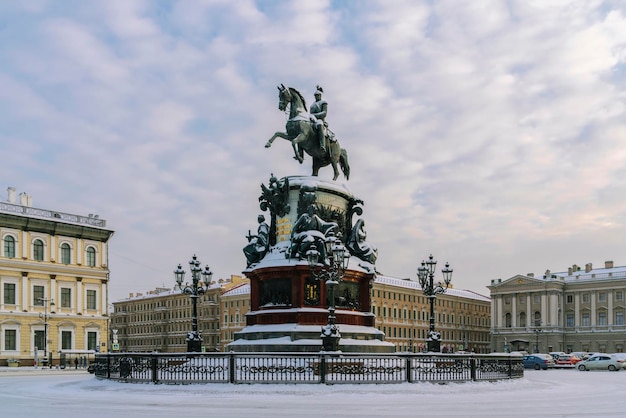 Monumento da Praça de São Isaac ao Imperador Nicolau I em um dia ensolarado de inverno São Petersburgo Rússia