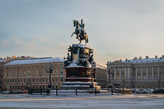 Monumento da Praça de São Isaac para Nicolau I em um dia ensolarado de inverno São Petersburgo, Rússia