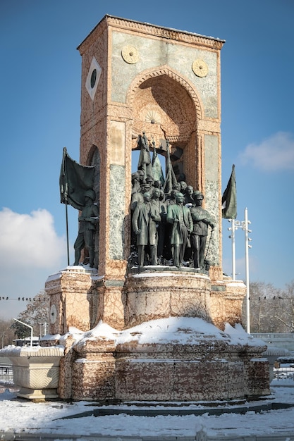 Monumento da República de Taksim em dia de neve em Istambul, Turquia