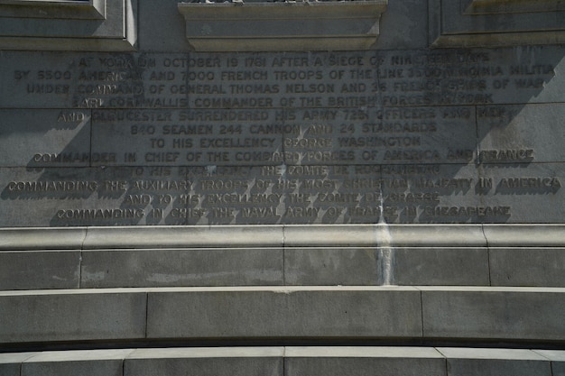 Monumento da vitória de Yorktown no campo de batalha no estado da Virgínia