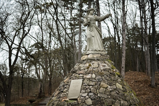 Monumento de Anna Dorota ou Zofia Chrzanowska foi uma heroína polonesa da Guerra Otomana Polonesa conhecida por seus atos durante a Batalha de Trembowla em 1675