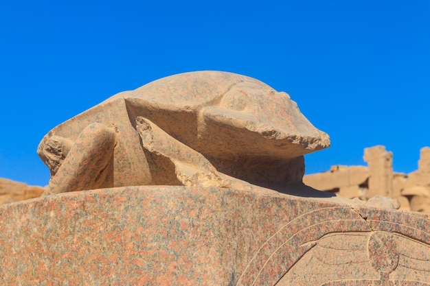 Monumento de escaravelho no templo de Karnak em Luxor Egito