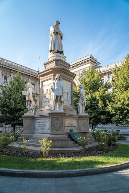 Monumento de Leonardo na Piazza Della Scala, Milão, Itália.