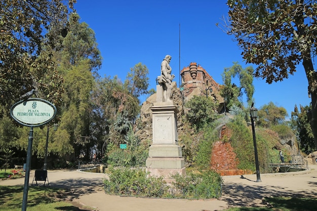 Monumento de Pedro de Valdivia conquistador espanhol com Castelo Hidalgo no cume em Santiago Chile