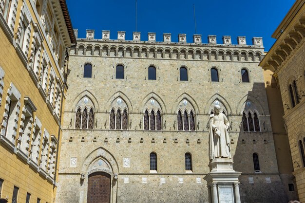 Monumento de Sallustio Bandini de 1882 na Praça Salimbeni em Siena, Itália