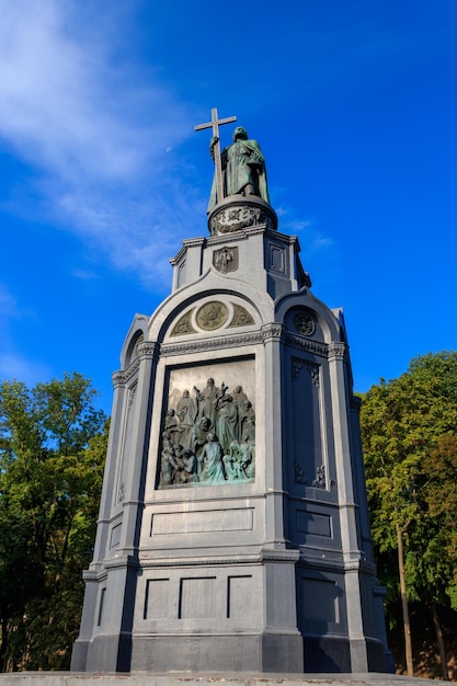 Monumento de são vladimir dedicado ao grande príncipe de kiev vladimir, o grande, construído em 1853 em kiev, ucrânia