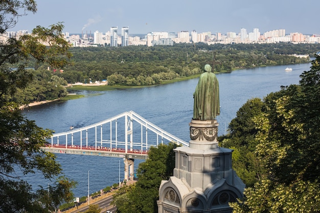 Monumento de São Vladimir nas colinas de Kiev