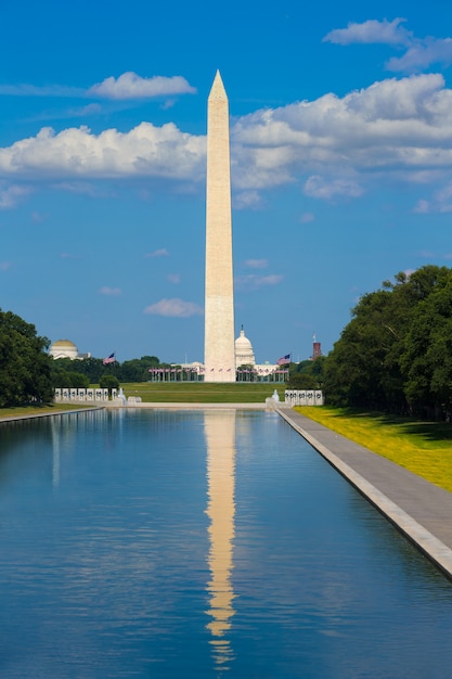 Monumento de Washington, refletindo a piscina nos EUA