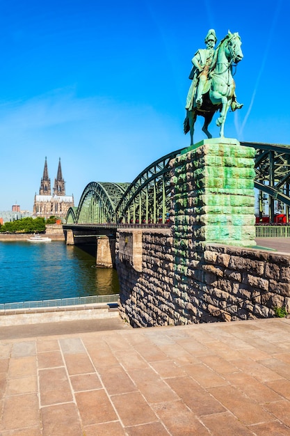 Monumento de wilhelm perto da ponte hohenzollern